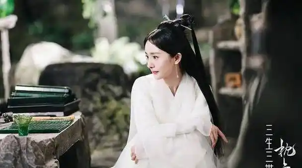 "结语:有的网友戏称,这一只小狐狸让人看了分分钟想去捏一把,逗一下的