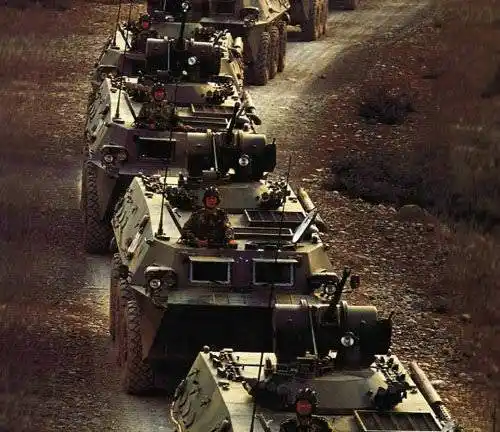 资料图:92式步兵战车沿用了523式装甲车驾驶室在前,发动机和传动系统