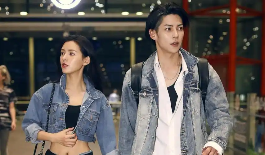 张予曦机场"虐狗",同男友陈柏融穿情侣装,网友:偶像剧的颜值