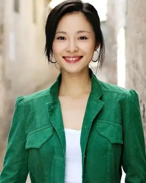 江一燕:美艳动人,文艺女神写真!