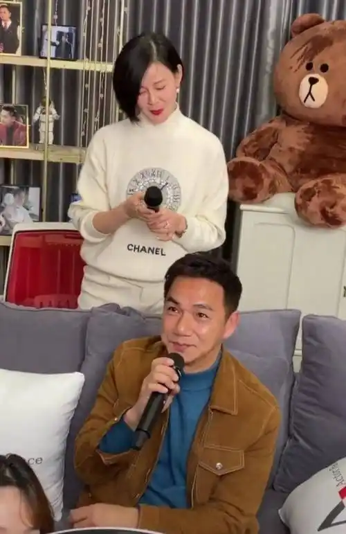 据了解,当天骆达华一家人在网络上出镜,在出镜期间,骆达华的妻子卢燕