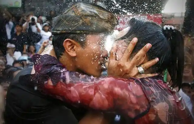 印尼竟然有这么恶心的节日随意亲吻女性节太丧心病狂了太无耻