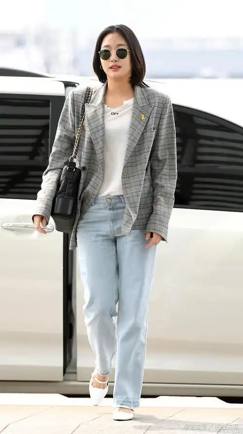 "紧身裤"要下线了,2020春天流行这3种裤子配西装,好看又显瘦!