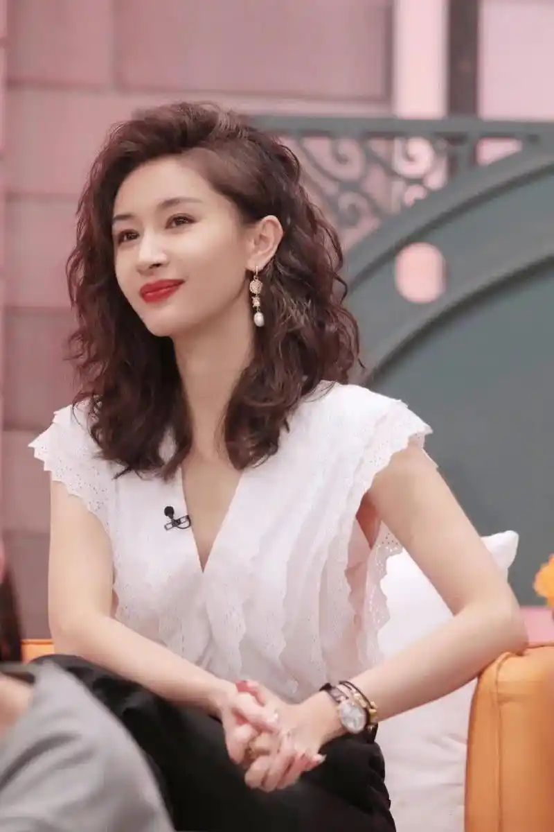 王子文卷发造型