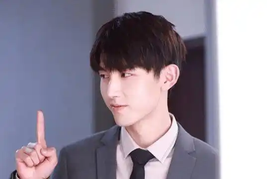 少年感十足的郭俊辰,明明和关晓彤同班,为何还没火?