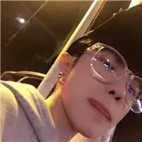 眼镜男生个性头像个性男生头像戴眼镜