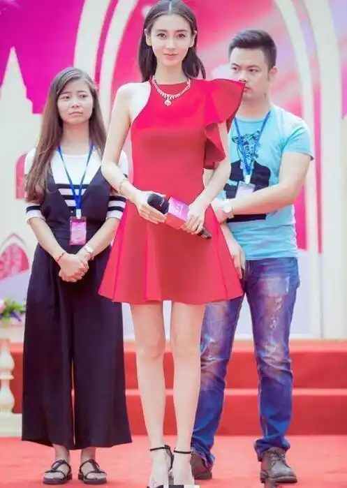 baby跟唐嫣不仅身高没得比,穿衣也是差了十万八千里!