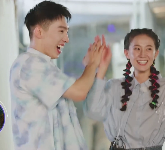 女儿3于家翊主动牵手张豆豆游戏时从背后搂住豆豆太甜了