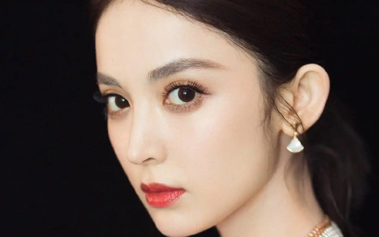 古力娜扎优雅大气写真桌面壁纸