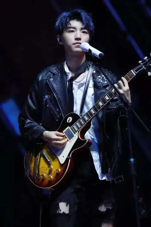 王俊凯这次王俊凯首次染了星空蓝的头发,加上酷炫的电吉他,迷人的嗓音