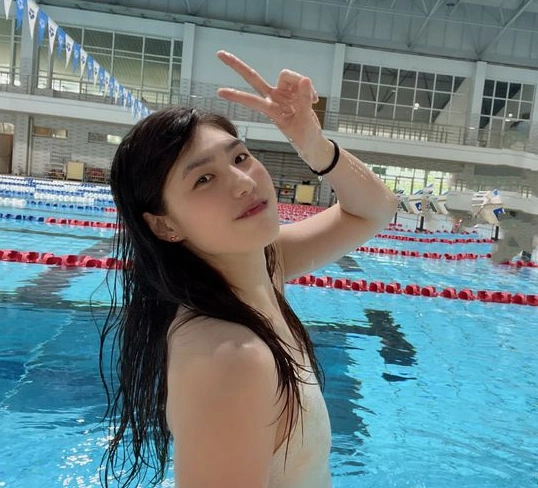 中国24岁泳坛女神晒生日美照!身材有型肌肤白嫩,绝对颜值天花板