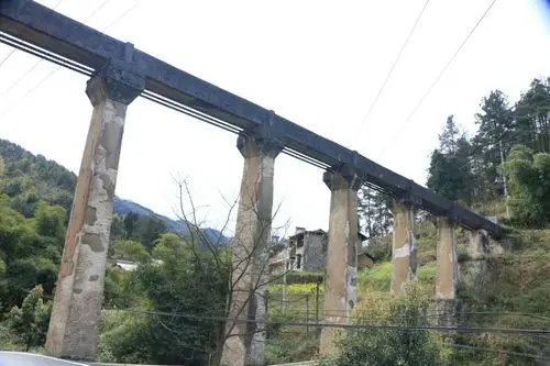 年代久远的过水天桥