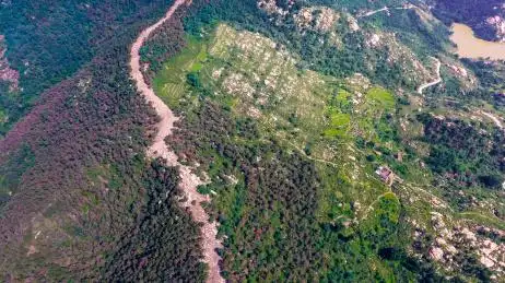 山脊上的森林防火隔离带