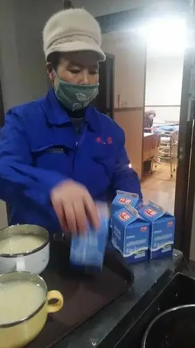 元宵他们给老人发牛奶!大美龙泉驿疫情继续为0