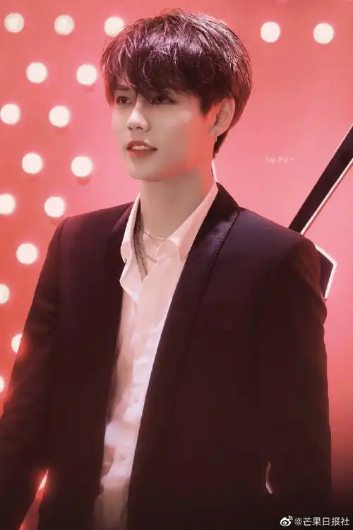 精致的五官,清冷的气质,不愧是行走的海报@林彦俊