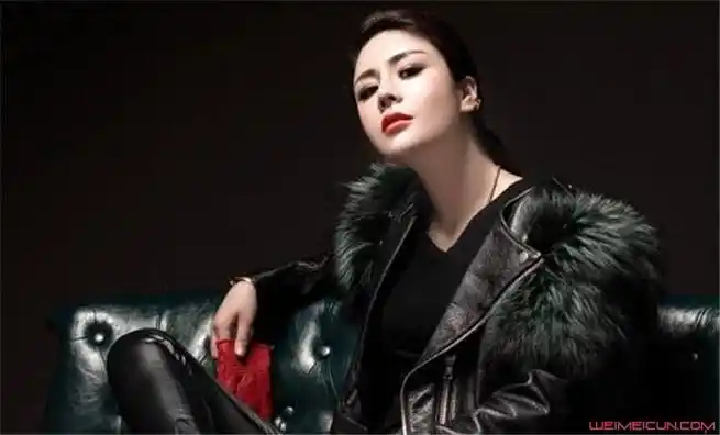 快手花姐一天收入多少 花姐收入可观大排档唱歌引关注