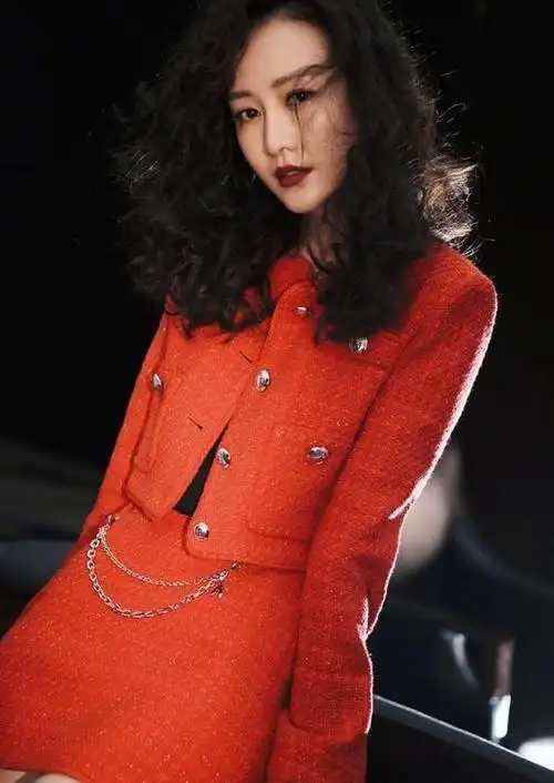 40岁王鸥美爆了穿红色西装配黑色蕾丝打底涂红唇烫卷发太惊艳