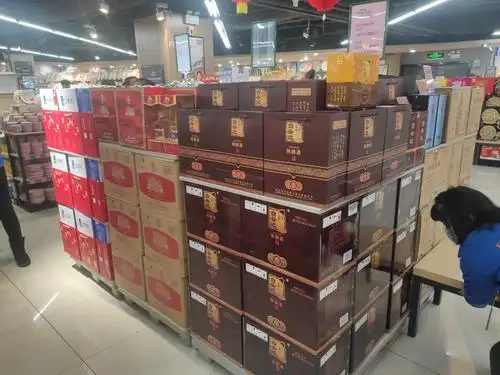 白酒实货堆垫底用整件,顶层留两瓶展示,其余的全部装袋