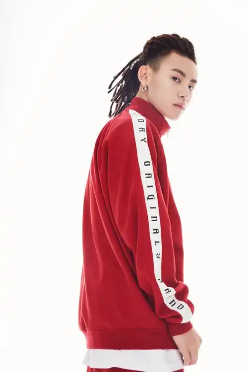 p>小鬼(lil ghost),本名王琳凯,1999年5月20日出生于山东省烟台市