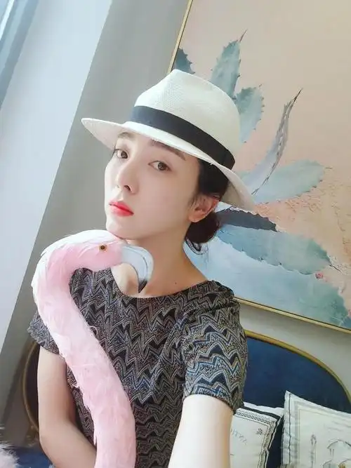 李思思素颜像换了个人五官柔和甜美似小媳妇和舞台气质大不同