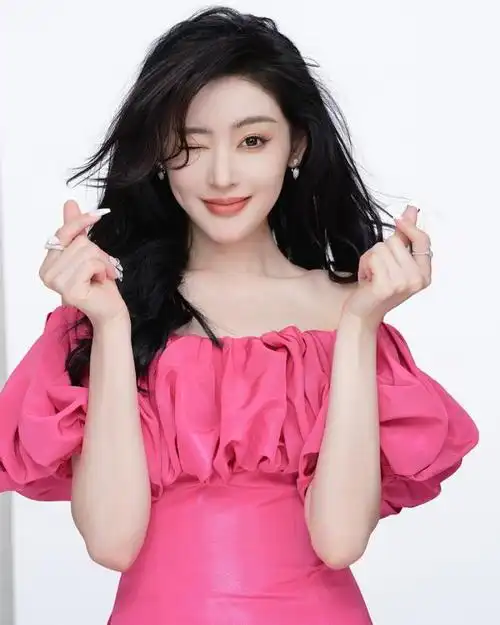 张天爱华表奖礼服证件照释出黑与红明艳与酷美你更喜欢哪个