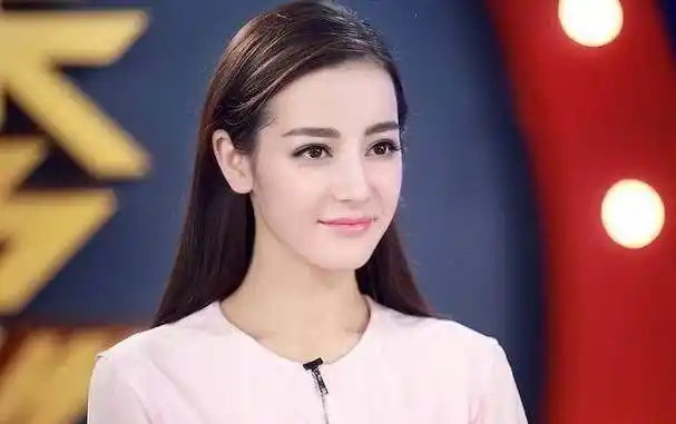 原创迪丽热巴被问会一见钟情还是日久生情她回答的这4个字很机智