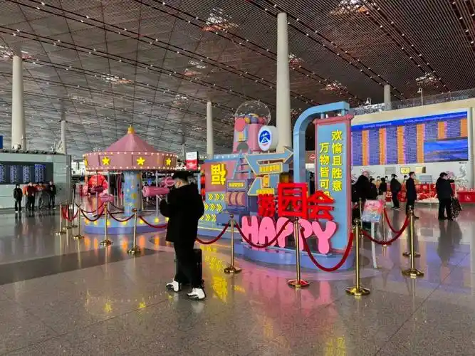 今年13岁的艾祺轩在机场里体验了定制明信片的新年活动,他们一家五口