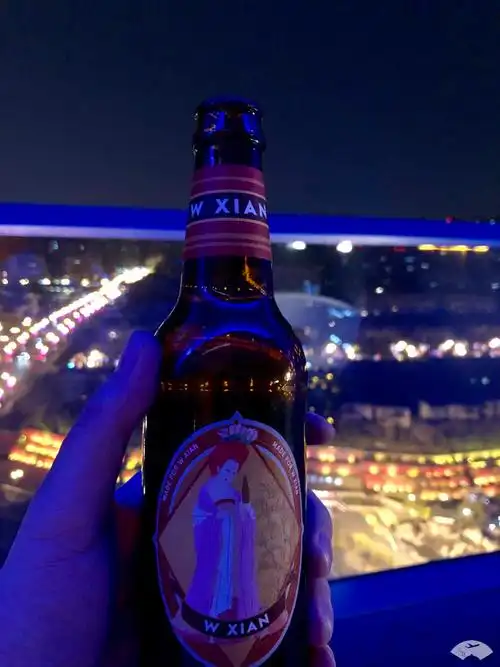 从hh拿的一瓶啤酒在阳台喝