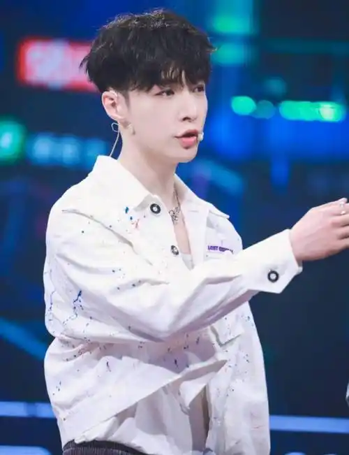 氛围帅哥?张艺兴长相不优越身材比例虐,但善于营造帅哥的气氛