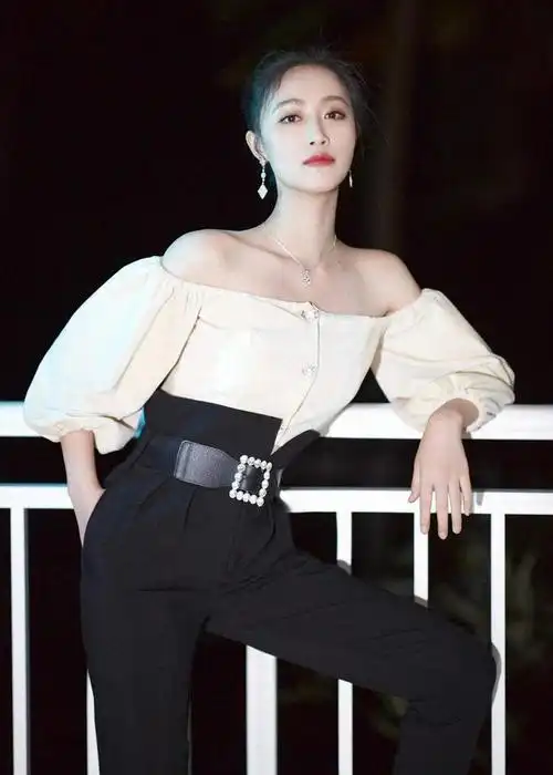 蓝盈莹私服穿搭真洋气,加绒牛仔外套配针织裙,一般人穿不出气质