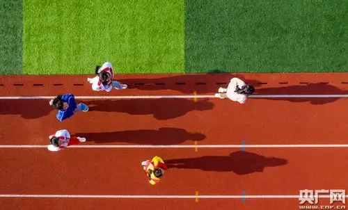 江西都昌:春光里的校园体育课