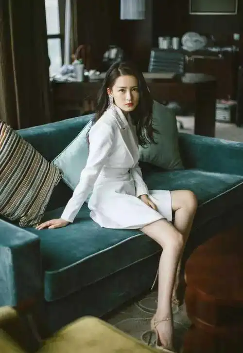 被李沁"圆规腿"美到!踩"香烟鞋"与地面成直角,这腿谁不心动__财经头条