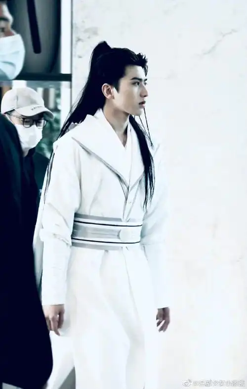 蔡徐坤白衣古装造型#蔡徐坤古风造型9615  白衣公子风度翩翩啊!