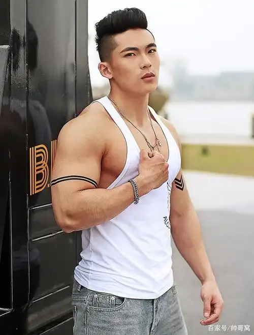 组图:身高176的健壮男模,75公斤体重不显胖,而且身材很诱人!