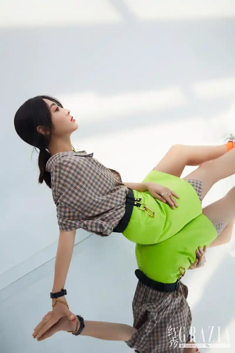 邢菲红秀杂志大片曝光野生少女上线展高级时髦感