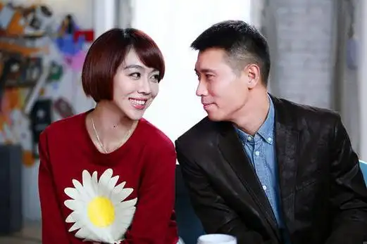 朱媛媛(右)婚姻亮红灯宋丹丹,李乃文在剧中饰演姐弟电视剧《幸福请你