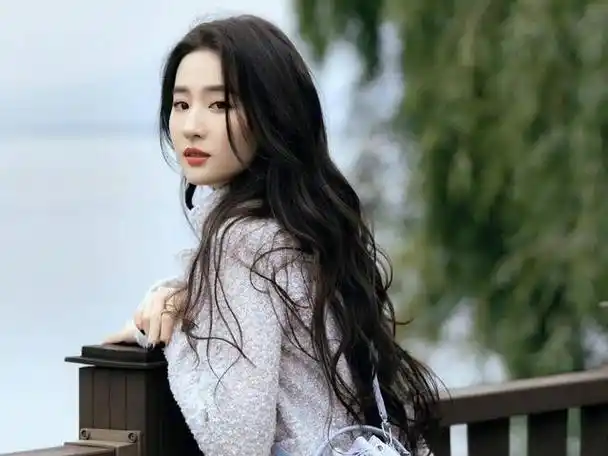 神仙姐姐刘亦菲大家一定不陌生,她不仅有着天仙般的美貌,更是才华横溢