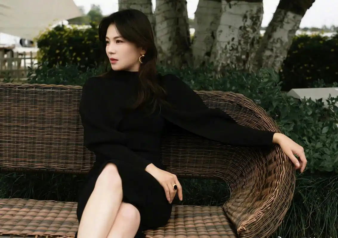 美女# 刘涛黑色系列美图大赏,颜值与气质拉满.