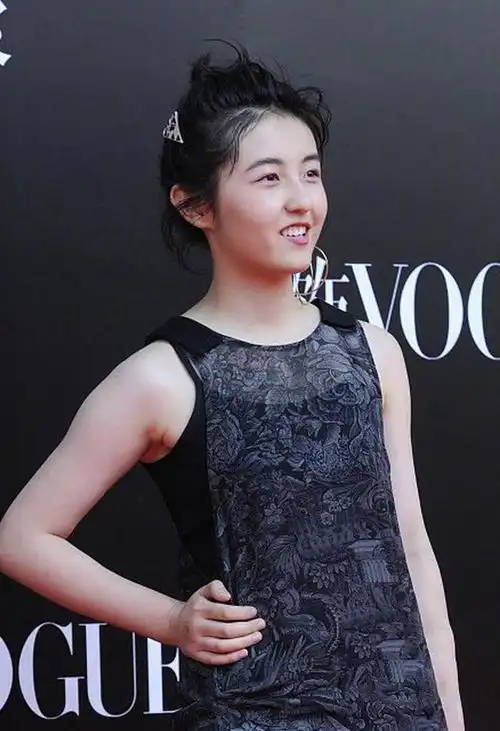 张子枫惨遭翻车无袖大妈裙显老又显胖秒变80后大妈