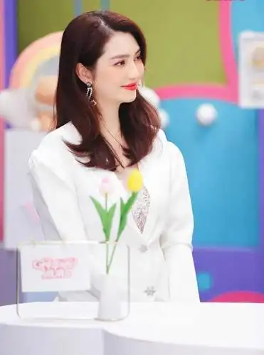 洪欣又素颜走机场穿卫衣配皮裤时尚减龄完全看不出是71年的