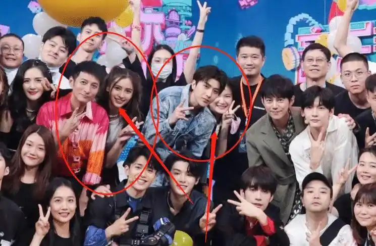 原创快本大合照蔡徐坤稳居c位我却只留意到他身旁的baby