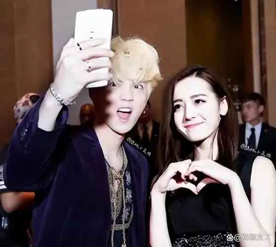 回忆杀暴击!顶流考古新发现,鹿晗迪丽热巴8年前合作现场照流出