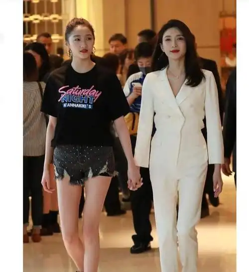 江疏影和关晓彤的合影没想到江疏影会把美丽的关晓彤打败了