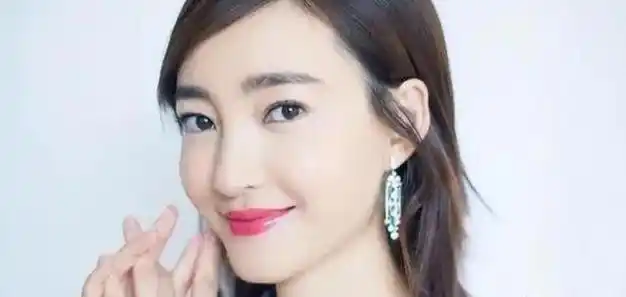 2004年8月12日,新浪娱乐报道了"王丽坤一回头迷住徐克,出演《七剑》中