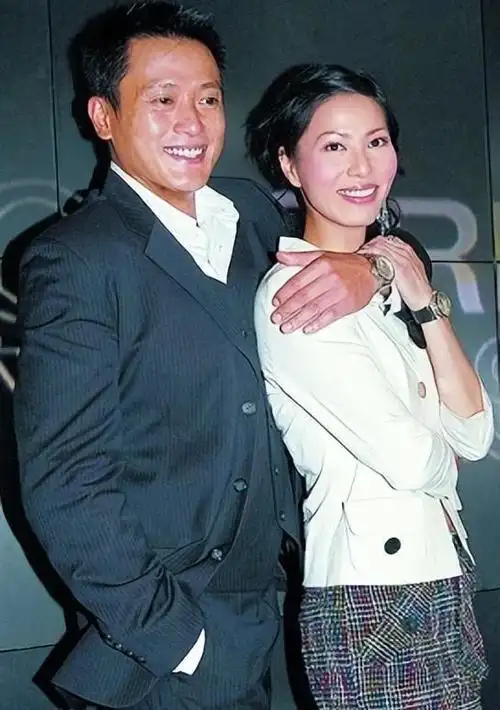 渣男现世报滕丽名贵妇式包场滑雪魏骏杰连环被绿转战内地带货