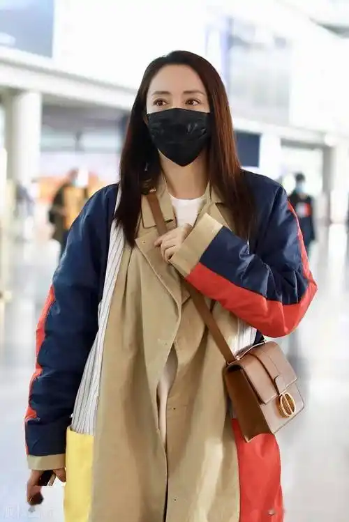 2021年10月30日,董璇机场街拍.