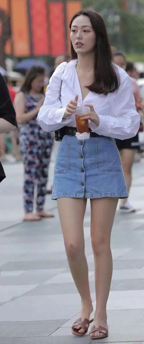 街拍美女选择一条时尚清凉的牛仔短裤定能让你青春靓丽一整夏