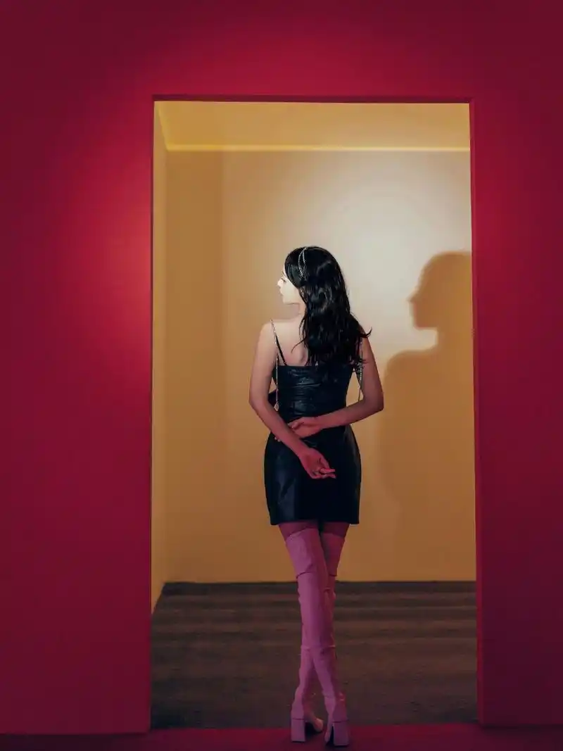 女艺人程潇黑色短裙搭配高筒长靴