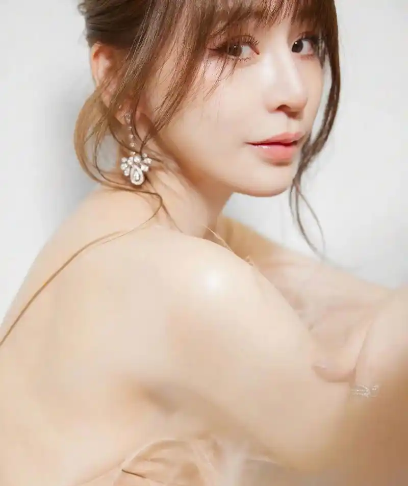 王心凌# 香肩玉背,美腿玉足,性感撩人