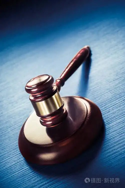 蓝木背景下的法官槌